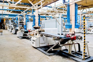 Bir makine inşa tesisinde bir üretim hattının güzel metal endüstriyel ekipman, ürünler için takım tezgahları ile bir konveyör. Ekipman rafinerisi, petrokimya, kimya tesisi