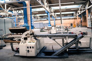 Bir makine inşa tesisinde bir üretim hattının güzel metal endüstriyel ekipman, ürünler için takım tezgahları ile bir konveyör. Ekipman rafinerisi, petrokimya, kimya tesisi