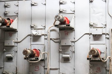 Bir makine inşa, kimya, petrokimya ve petrol rafinerisi tesisinde demir gri duvarda birçok endüstriyel metal asynchronous elektrik motorları. Arka plan. Doku