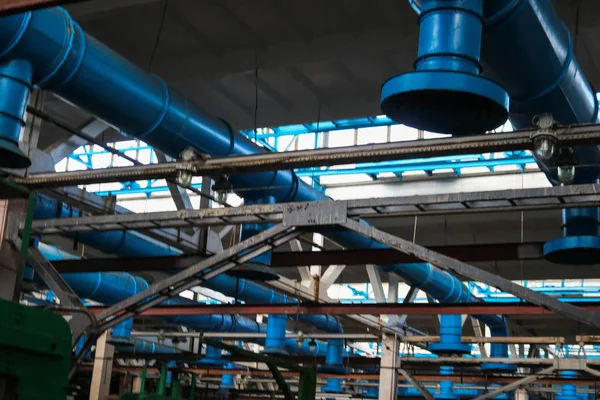 工业化工石化机厂车间的天花板，有蓝色金属铁大管道的进气和排气通风 — 图库照片