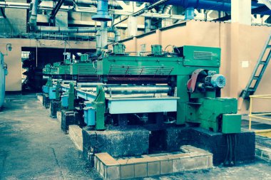 Makine yapımı petrol rafinerisi, petrokimya, hortum ve flanşlı boru makineleri ile kimya tesisinde üretim departmanının metal endüstriyel güçlü ekipmanları