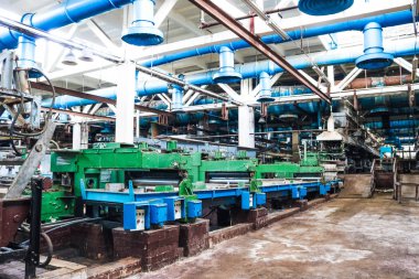 Makine yapımı petrol rafinerisi, petrokimya, hortum ve flanşlı boru makineleri ile kimya tesisinde üretim departmanının metal endüstriyel güçlü ekipmanları