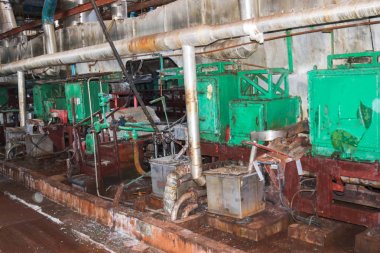 Büyük ekipman flanşları ve hortumpompalar metal demir borular ile terk edilmiş bir endüstriyel eski kimyasal petrokimya mühendisliği rafinerisi eski paslı kapalı soyma dükkanı