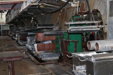 Büyük ekipman flanşları ve hortumpompalar metal demir borular ile terk edilmiş bir endüstriyel eski kimyasal petrokimya mühendisliği rafinerisi eski paslı kapalı soyma dükkanı