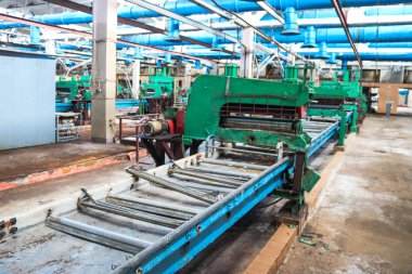 Ekipman ve makineleri ile terk edilmiş eski endüstriyel kimya petrokimya mühendisliği rafinerisi bir atölyede eski kapalı kırık konveyör üretim hattı