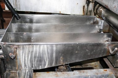 Ekipman boruları ve flanşları ile endüstriyel kimyasal petrokimya makine inşa rafinerisinde dükkanda paslanmaz çelikten açık ekipman boruları ve flanşlar