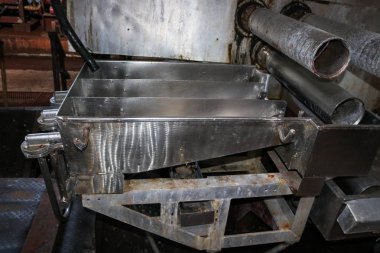 Ekipman boruları ve flanşları ile endüstriyel kimyasal petrokimya makine inşa rafinerisinde dükkanda paslanmaz çelikten açık ekipman boruları ve flanşlar