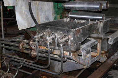 Ekipman boruları ve flanşları ile endüstriyel kimyasal petrokimya makine inşa rafinerisinde dükkanda paslanmaz çelikten açık ekipman boruları ve flanşlar