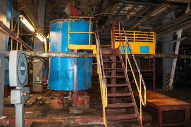 Endüstriyel rafineri kimyasal petrokimya korkuluklar ve ekipman tankları ile merdiven ve raflar ile Merdivenler