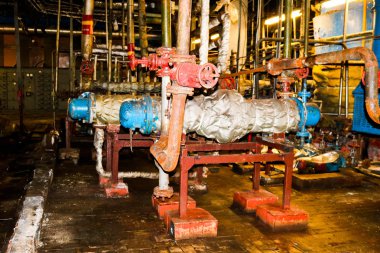 Endüstriyel rafineri kimyasal petrokimya tesisi atölyesinde soğutma ürünleri ısıtma için demir kabuk ve tüp ısı değiştirici enerji ekipmanları