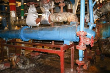 Endüstriyel rafineri kimyasal petrokimya tesisi atölyesinde soğutma ürünleri ısıtma için demir kabuk ve tüp ısı değiştirici enerji ekipmanları