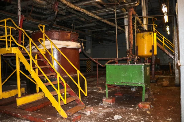 Escadas com degraus e prateleiras com grades e tanques de equipamentos na refinaria industrial química petroquímica — Fotografia de Stock