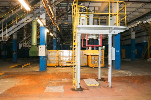 Escadas com degraus e prateleiras com grades e tanques de equipamentos na refinaria industrial química petroquímica — Fotografia de Stock