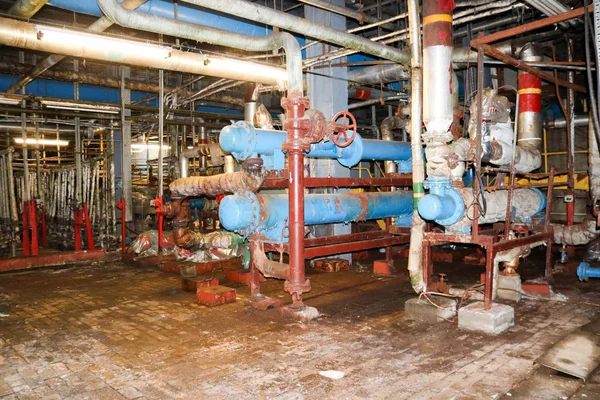 Equipamento de energia do permutador de calor de casco e tubo de ferro para aquecimento de produtos de refrigeração na oficina de refinaria industrial de instalações químicas petroquímicas — Fotografia de Stock