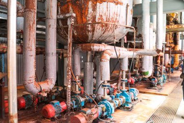 Endüstriyel rafineri kimyasal petrokimya tesisi dükkanında sıvı yakıt ürünleri pompalamak için flanşlar ve vanalar ile demir metal santrifüj pompalar ekipman ve borular