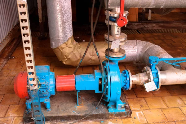 Zařízení a potrubí železné kovové odstředivé pumpy s přírubami a ventily pro čerpání kapalných palivových výrobků v průmyslové rafinérii chemický petrochemický závod — Stock fotografie