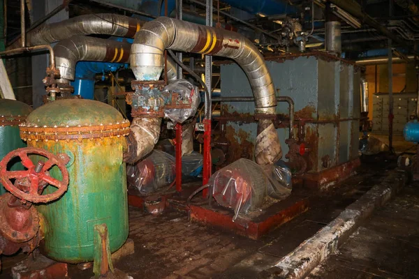 Ferro de metal enferrujado velho abandonado ruim em equipamentos de corrosão bombas de tubos trocadores de calor em uma refinaria industrial fábrica química petroquímica — Fotografia de Stock