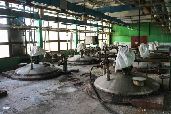 Large metal iron chemical tank vessels for mixing stainless steel products, equipment, pipe heat exchangers at an industrial petrochemical refinery plant workshop — Stock fotografie