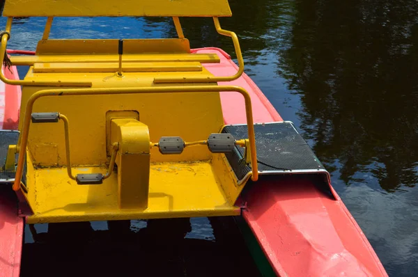Magnifique catamaran à eau rouge en fer avec pédales pour naviguer sur le lac rivière à la mer sur la station de vacances sur la jetée — Photo