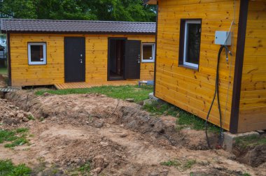 Banliyö modüler hızlı büyüyen evler, binalar, evler küçük sarı ahşap çerçeve prefabrik prefabrik eko-ev inşaatı. Endüstriyel yapı