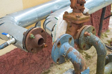 Petrol ve gaz petrokimya endüstrisi için flanşlı vanageçişleri ve dalları ile demir eski paslı korozyon geçirmez endüstriyel metal borular
