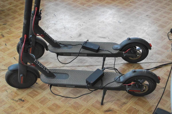 Dos nuevos scooters eléctricos rápidos modernos de moda de dos ruedas electrónicos negros — Foto de Stock