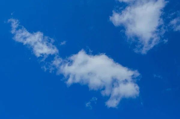 Schöner blauer Himmel strahlend sonnig mit weißen flauschigen Wolken malerisch. Hintergrund, Tapete, Textur — Stockfoto