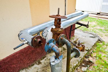 Petrol ve gaz petrokimya endüstrisi için flanşlı vanageçişleri ve dalları ile demir eski paslı korozyon geçirmez endüstriyel metal borular