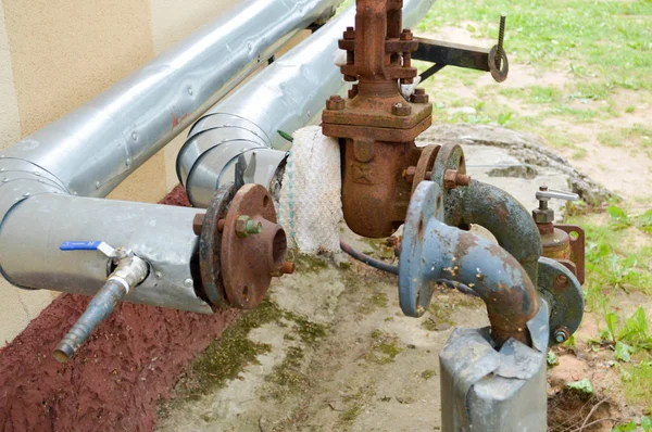 Ferro velho à prova de corrosão à prova de corrosão industrial tubos de metal com flanges válvulas transições e ramos para a indústria petroquímica de petróleo e gás — Fotografia de Stock