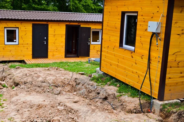 Banliyö modüler hızlı büyüyen evler, binalar, evler küçük sarı ahşap çerçeve prefabrik prefabrik eko-ev inşaatı. Endüstriyel yapı