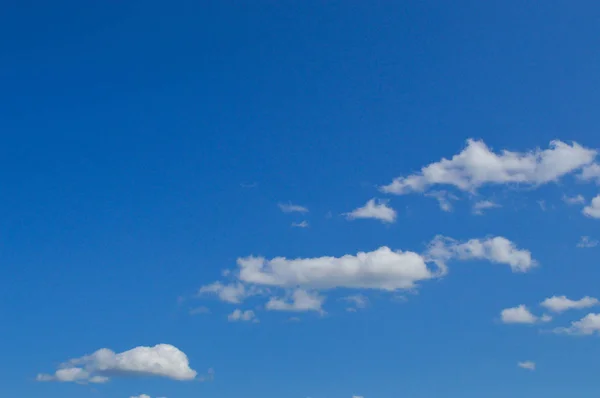 Schöner blauer Himmel strahlend sonnig mit weißen flauschigen Wolken malerisch. Hintergrund, Tapete, Textur — Stockfoto