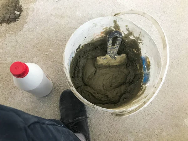 Velký bílý plastický stavební kbelík s špachtle a sádrou, dlaždicové lepidlo, cement na opravu bytu, dům, vyrovnání stěn a odlévání na podlahu — Stock fotografie