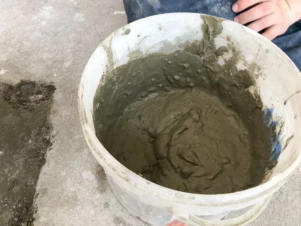 Velký bílý plastický stavební kbelík s špachtle a sádrou, dlaždicové lepidlo, cement na opravu bytu, dům, vyrovnání stěn a odlévání na podlahu — Stock fotografie