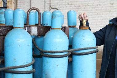 Büyük demir metal mavi gaz silindirleri oksijen, hava, helyum ve