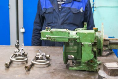 Metalik demir endüstriyel pompa, santrifüj ve manometri.