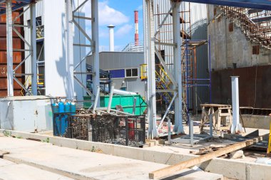 Petrol rafinerisinde büyük ve güçlü bir endüstriyel tesis.