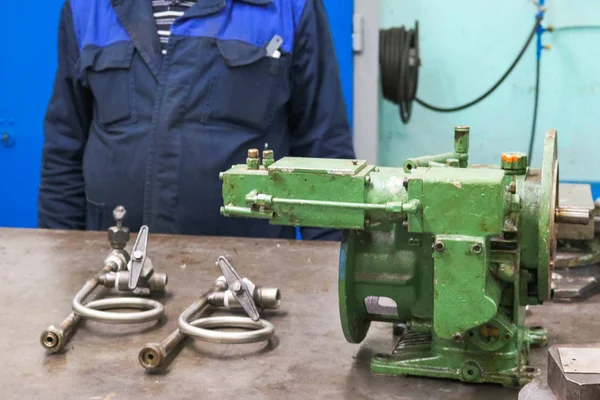 Êmbolo da bomba industrial de ferro metálico, centrífugo e manometri — Fotografia de Stock