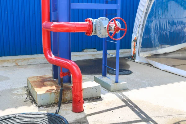 Tubo de metal vermelho de ferro com válvula e flanges e drenagem para emer — Fotografia de Stock