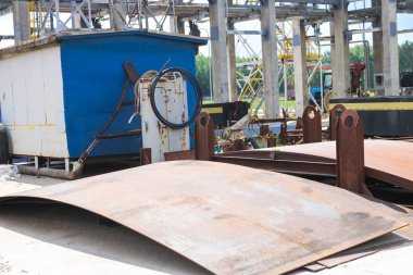 Bir endüstriyel fabrikada açık hava üretim alanı, bir atölye...