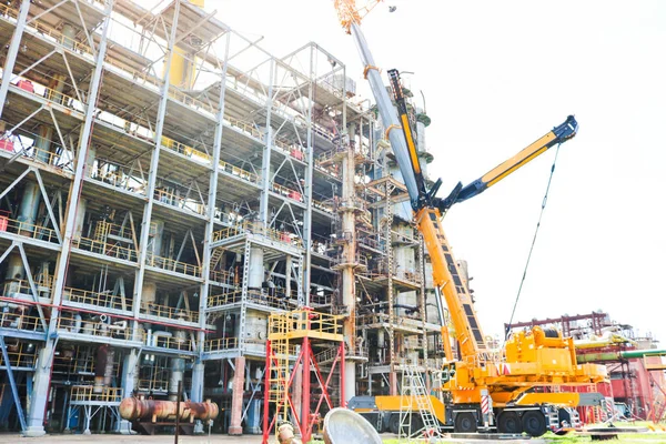 Bouw- en installatiewerkzaamheden met een krachtige constructie — Stockfoto