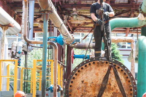 Erkek işçi derleyiciler bir kabuk ve tüp ısı değiştirici monte ederler.