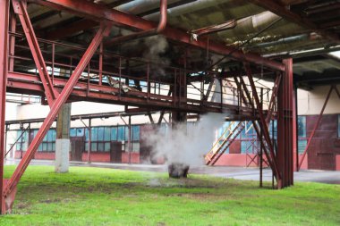 Boruları ve boruları olan büyük demir boru hatları var.