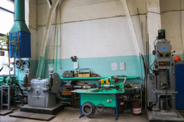 İçinde ekipman ve mac olan büyük bir atölye odası.