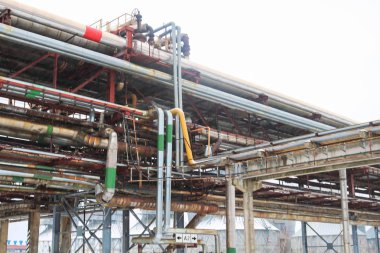 Boru kıvrımları ve geçitleri olan büyük metal borular, flan.