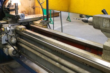 Büyük, güçlü demir metal bir bank tipi torna tezgahı.