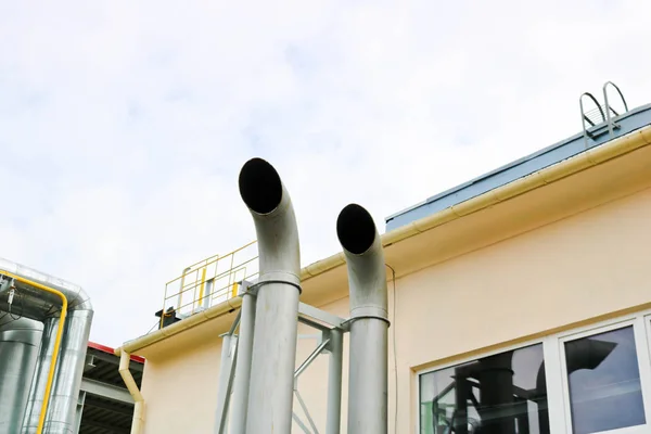 两个大金属管，用于排放气体和冒烟。 — 图库照片