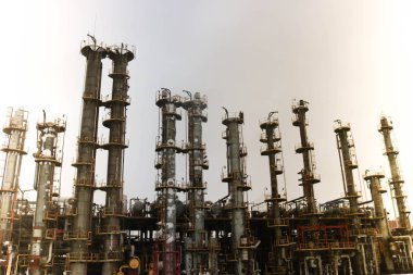 Düzeltmek için birçok büyük yüksek metal damıtma sütunları, Eq