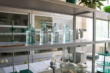 Cihaz donanımlı büyük bir araştırma kimya laboratuvarı