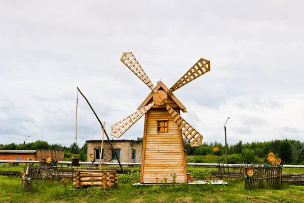 Oude mooie houten rustieke molen voor het malen van graan. Een traditie — Stockfoto