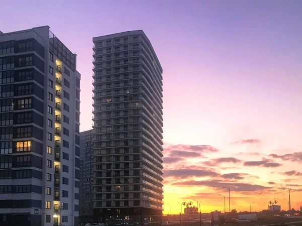 Große moderne schöne Neubau Haus Gebäude Wolkenkratzer mon — Stockfoto